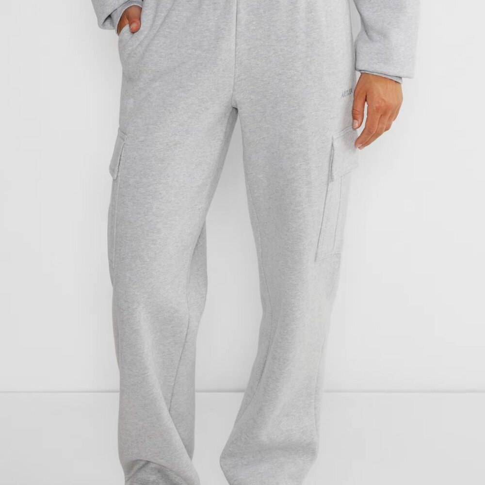 Aritizia- TNA cozy fleece mega cargo sweatpant